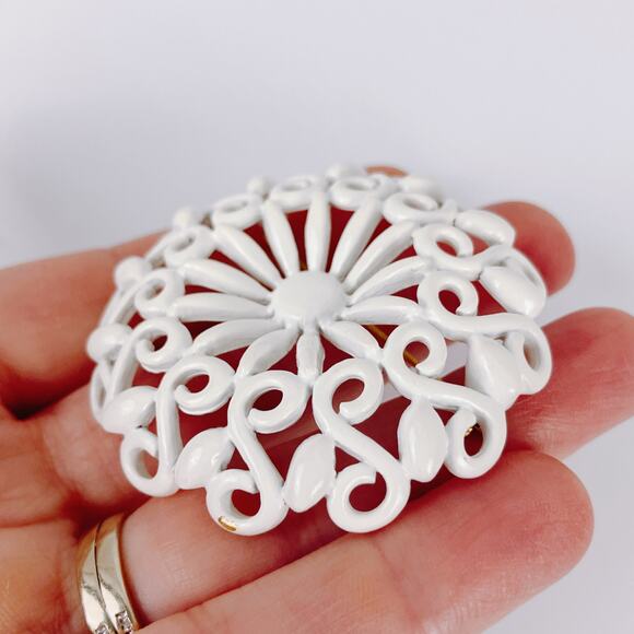 Vintage Signed Monet Brooch Mid Century White Enamel Gold Tone Pin 1960s - Picture 4 of 10